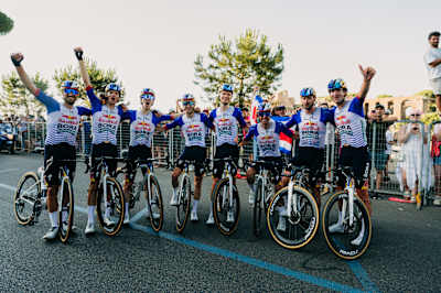 Das Team feiert mit Jai Hindley das Podium in Rom 