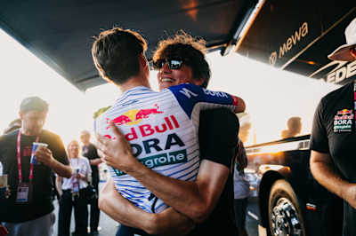 Jai Hindley celebrating with Giulio Pellizzari
