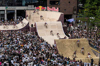 Dawid Godziek na trasie Red Bull District Ride