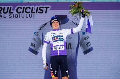 Lorenzo Finn im Leader-Trikot der Sibiu Tour 2026