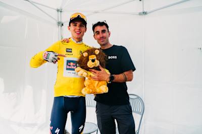 Lorenzo Finn und Pello Olaberria im Ziel mit dem Gelben Trikot