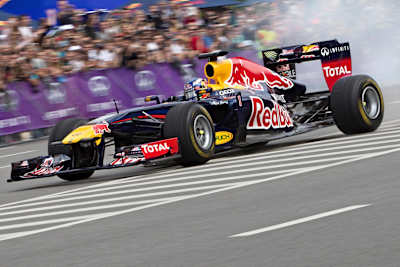 Риккардо выпекает "пончики" на шоу в Киеве