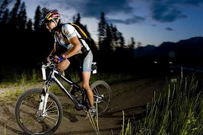 Rebecca Rusch equipada con una cámara GoPro compite durante el 24 Hour Solo Mountain Bike World Championship en Canmore (Alberta, Canadá), el 25 de julio de 2009.