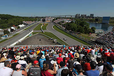 Un Sauber toma la horquilla en el Circuito Gilles Villeneuve de Montreal, Canadá.