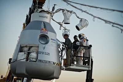 Ο Felix Baumgartner μπαίνει στο διαστημικό θαλαμίσκο για την τελική επανδρωμένη αποστολή του Red Bull Stratos