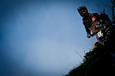 Sam Hill en acción en la Copa del Mundo de Descenso en Windham, Nueva York.