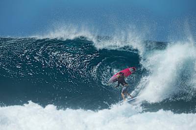 Le surfeur Jamie O'Brien sur une vague à Pipeline, à Hawaï.
