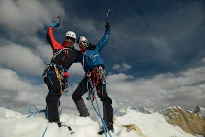 Die Hände zum Himmel - David Lama und Kletterpartner Peter Ortner auf dem Gipfel des Nameless Tower in Pakistan.