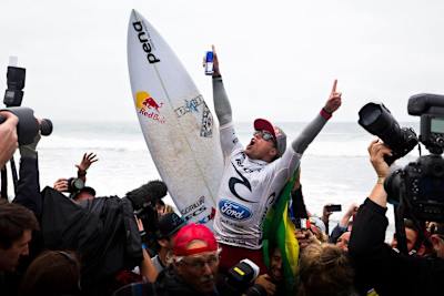 Le Brésilien Adriano De Souza célèbre son titre de champion du monde de surf en 2015. 