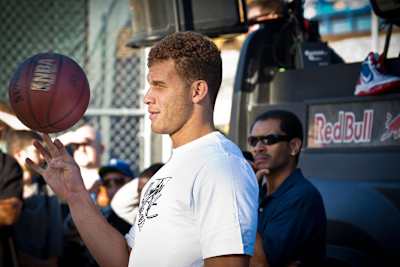 Blake Griffin fait touner un ballon de basket sur son doigt