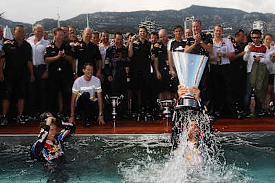 Mark Webber se da un chapuzón en la piscina del Energy Station después de ganar el Gran Premio de Mónaco 2010