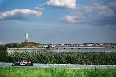 David Coulthard fährt beim Red Bull Showrun auf Liberty Island einen Formel-1-Wagen.