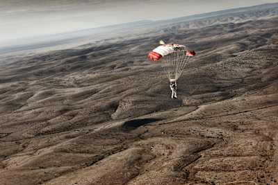 Ο Felix Baumgartner προσγειώνεται με το αλεξίπτωτο για το Red Bull Stratos έχοντας ολοκληρώσει με επιτυχία τη δεύτερη test πτήση στις 25 Ιουλίου 2012