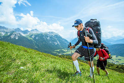 Aaron Durogati (ITA1) recorre a pie parte del recorrido del Red Bull X-Alps 2013, en Hohe Munde, cerca del Zugspitze, Austrai, el 9 de julio 2013