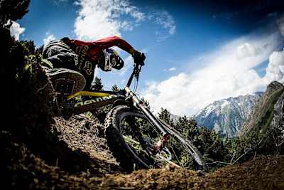 El mountain biker Nick Beer en acción durante Crankworx: Les 2 Alpes, para la competición Polygon Air DH