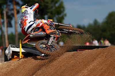 Antonio Cairoli showing he's a scrub hero is a do's and don'ts of racing mx at Utah National