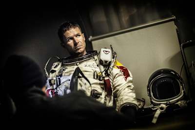 Felix Baumgartner con su traje para Red Bull Stratos
