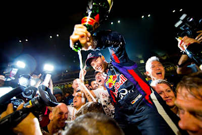 Le jeune pilote de F1 Red Bull Racing, Sebastien Vettel célèbre son quatrième titre de champion du monde de Formule en 2013.