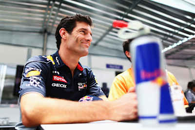 Mark Webber von Red Bull Racing gibt nach seinem letzten Formel-Eins-Rennen in Brasilien 2013 Autogramme.