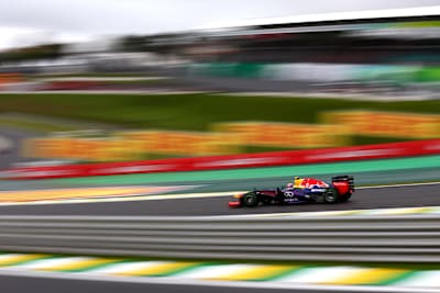 Mark Webber von Red Bull Racing fährt sein letztes Formel-Eins-Rennen in Brasilien 2013 Autogramme.