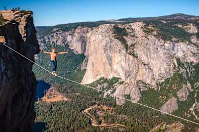 Mich Kemeter 在優勝美地國家公園的 Taft Point 高點自由高空行走，背景是 El Capitan（優勝美地國家公園的一個垂直岩層）。