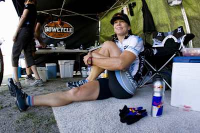 Rebecca Rusch distribui sorrisos enquanto pedala