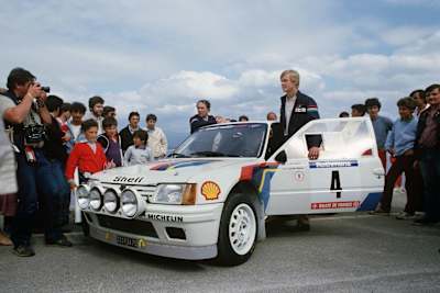 Ari Vatanen posa com o seu Peugeot 205 T16 no Rali de França de 1984