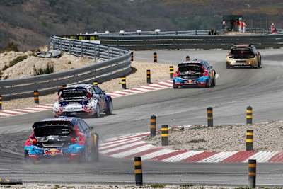 World Rally Cross-Autos in Action auf Asphalt und Schotter