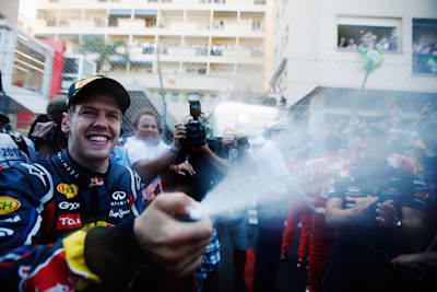 Takto sa tešil Sebastian Vettel po výhre na Veľkej cene Monaka v roku 2011.
