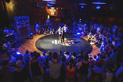Over 200 tilskuere heiet frem battlerne