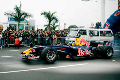 Coulthard también corrió vs una combi en Lima