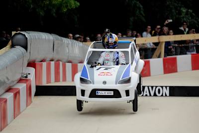 Sébastien Ogier descend la piste du Red Bull Caisses à Savon à Saint-Cloud en France.