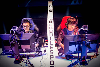 Polt and Taeja during their Finals matchup.
