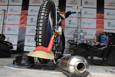 Deflektor zamontowany za tylną oponą