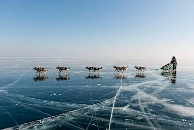 Der französische Abenteurer Nicolas Vanier fährt mit dem Hundeschlitten während der L'Odysee Sauvage über den Baikalsee in Russland.