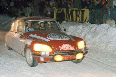 Der Citroën DS konnte auf drei Reifen fahren Der Citroën DS konnte auf drei Reifen fahren