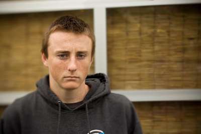 Chris Russell patina como un adulto a sus 17 años