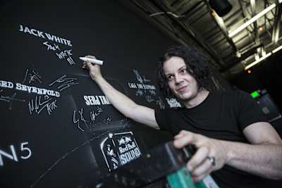 Jack White podpisuje się na ścianie Red Bull Sound Space, KROQ Studios w Los Angeles
