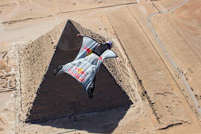 Vol au-dessus des pyramides