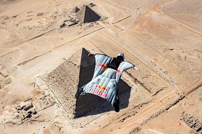 Dumont survole les pyramides