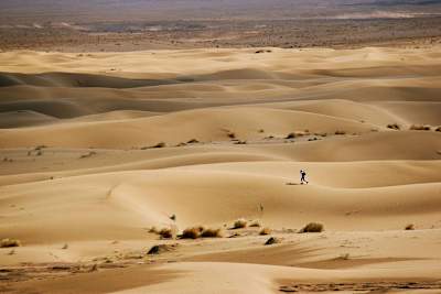 Giuliano Pugolotti nel deserto Dasht-e Lut, in Iran