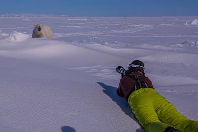 Πριν είδαμε το γκρί κουστούμι, να τώρα το λευκό!