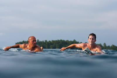 Kelly Slater et Andy Irons partent surfer pendant le tournage de Fly in the Champagne, capturer par la photographe Pat Stacy.