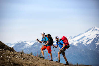 Tom de Dorlodot y Paul Guschlbauer caminando en Alpes