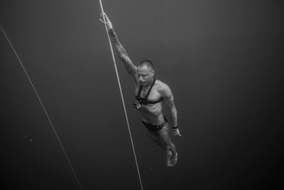 Stig Pryds a freediving do  Dean's Blue Hole, Bahamy