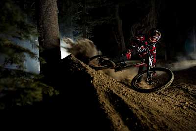 Aaron Gwin non si fa intimorire dal buio durante una sessione fotografica notturna a Mammoth Lakes, in California