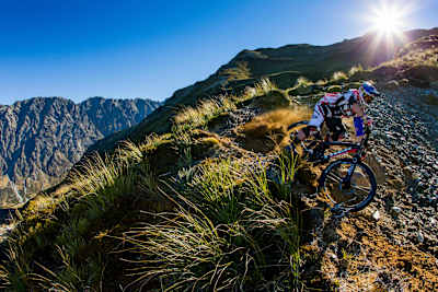 Brook MacDonald pennella traiettorie nella polvere, sui trail amici della Nuova Zelanda