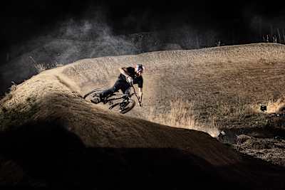 Gee Atherton apre il gas in una sponda enorme, in Galles