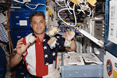 宇宙空間では食事も試練となる