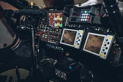 L'intérieur de la Peugeot 2008 DKR photographie à Erfoud, au Maroc, avant le Dakar 2016.